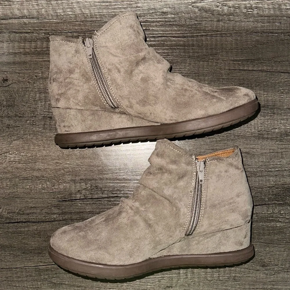 EuroSoft by‎ Sofft Jora Wedge Ankle Faux Suede Bootie Size 7.5 *FLAWS*